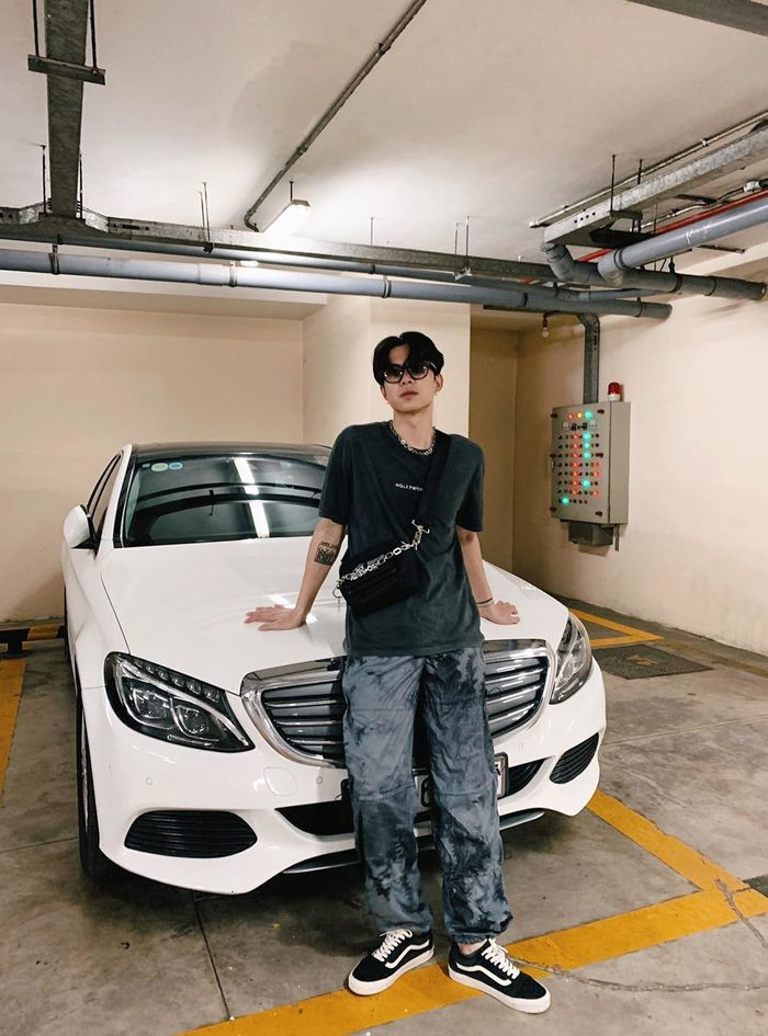 Trong khi đó, Anh Tú cũng có sự nghiệp khá thành công. Dù kém Diệu Nhi 2 tuổi nhưng Anh Tú đã sớm gầy dựng được khối tài sản đáng nể gồm căn hộ cao cấp, xe sang. Ảnh: FB Anh Tú