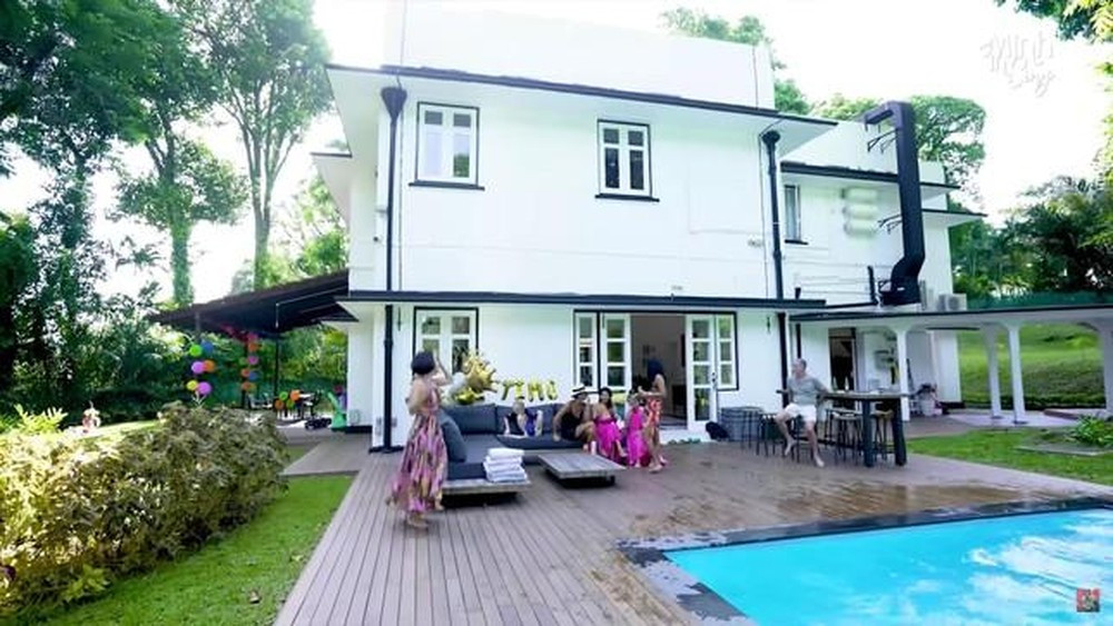 Căn biệt thự của vợ chồng Thu Minh nằm trên diện tích đất rộng lớn, thiết kế như một khu nghỉ dưỡng với nhiều cây xanh bao quanh. Ảnh chụp màn hình