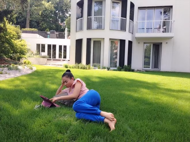 Nhà có 4 tầng, nằm trên một bãi đất rộng lớn được trồng cỏ xanh mướt. Ảnh: Dân Việt