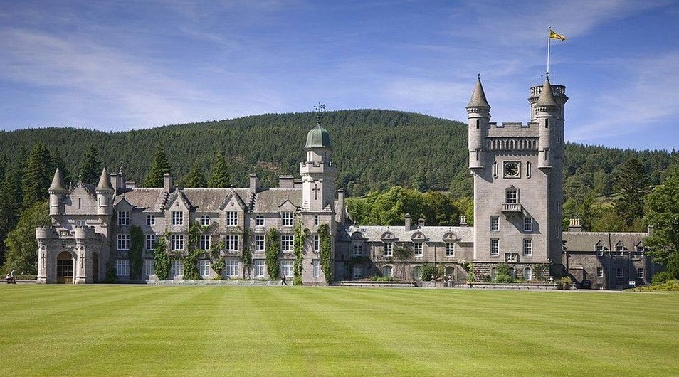 Lâu đài Balmoral nằm giữa một vùng nông thôn ở Royal Deeside (Vương quốc Anh). Đây là nơi Nữ hoàng Anh Elizabeth II trải qua nhiều kỳ nghỉ vui vẻ - từ chuyến thăm với Vua George V - ông nội của bà - và Nữ hoàng Mary khi còn nhỏ, cho đến những tháng cuối đời. Ảnh: NDTV
