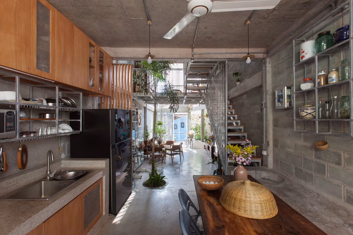 Căn nhà được chia thành hai phần bởi một giếng trời lớn ở giữa.