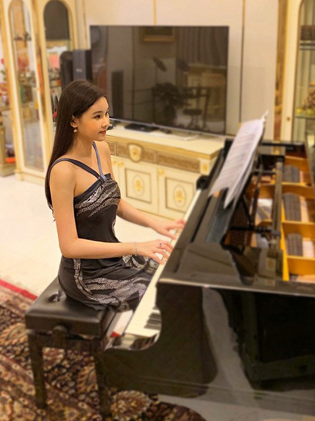 Nội thất trong nhà có gam màu vàng đen sang trọng. Ảnh: FBNV