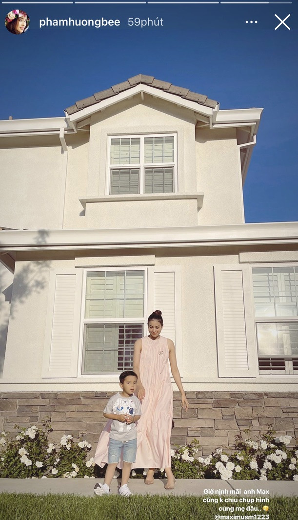 Biệt thự có sân vườn rộng và hoa phủ khắp lối đi. Ảnh: Instagram