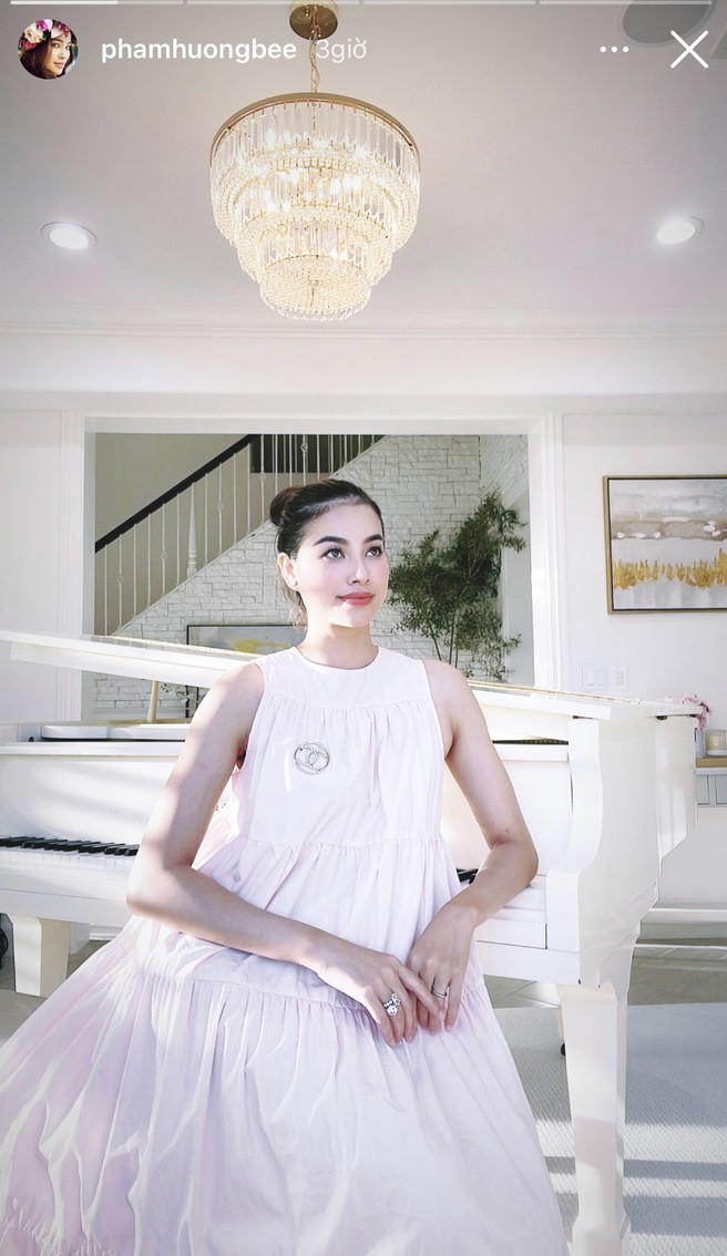 Bên trong nhà, Hoa hậu Phạm Hương chỉ cần ngồi một góc cũng có ảnh sống ảo sang trọng. Ảnh: Instagram