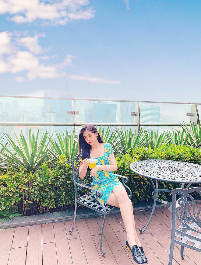 Ban công nhà nàng hậu chẳng khác một quán cà phê. Ảnh: FBNV