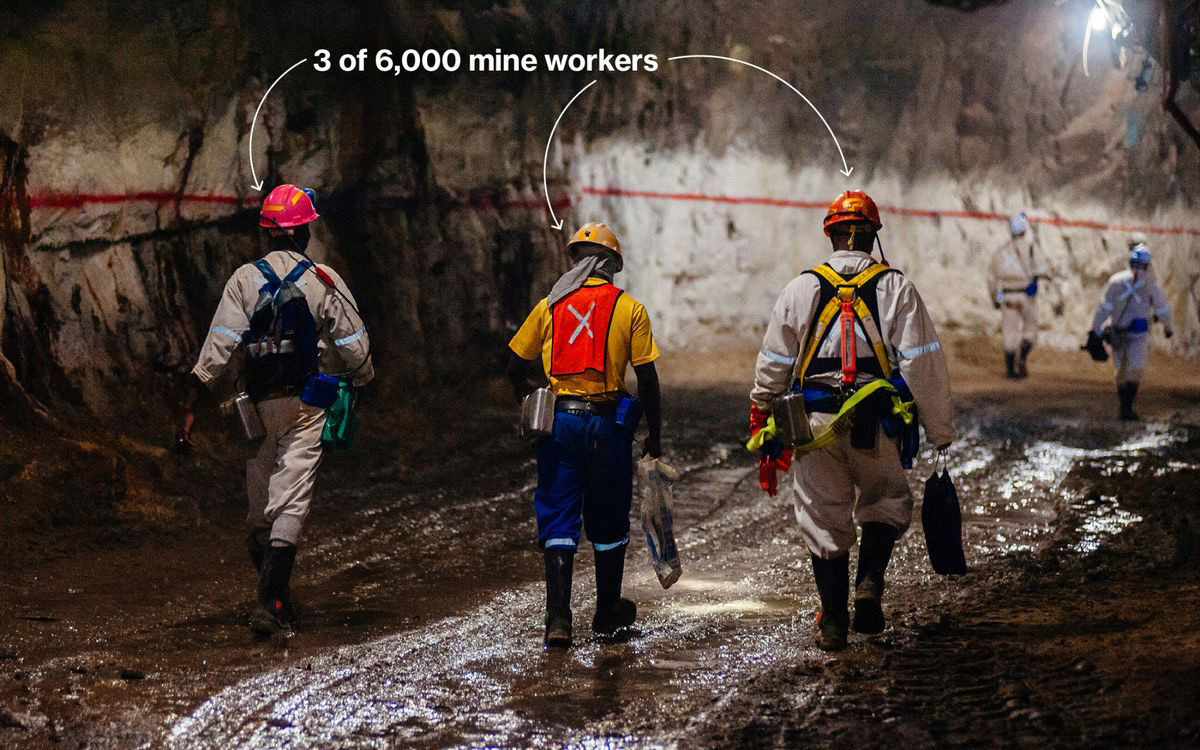 Hàng nghìn thợ mở làm việc cật lực dưới hầm trong hành trình tìm vàng. Nguồn ảnh: Bloomberg, Mining-technology