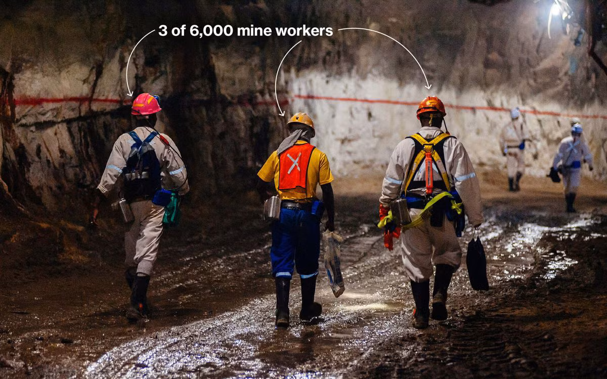 Hàng nghìn thợ mở làm việc cật lực dưới hầm trong hành trình tìm vàng. Nguồn ảnh: Bloomberg, Mining-technology