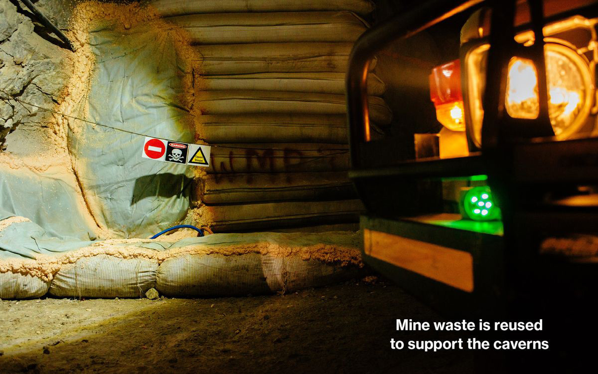 Phế liệu khai thác được đóng trong các túi lớn để tái sử dụng.