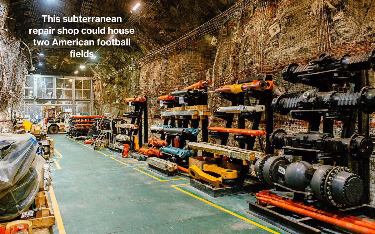 Các phụ tùng máy móc hạng nặng được xếp trong một khu xưởng nằm sâu dưới lòng đất để khai thác vàng.