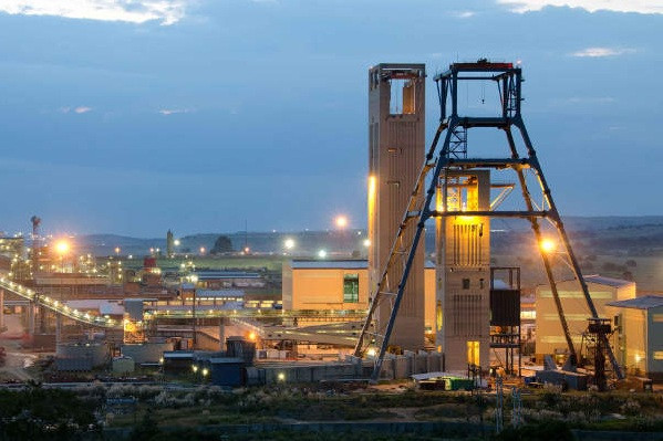  Mỏ vàng South Deep phía tây thành phố Johannesburg (Nam Phi) nằm sâu 3 km dưới lòng đất với trữ lượng gần 1.800 tấn vàng.