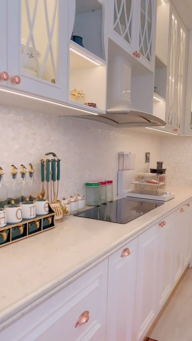 Tại đây, Lệ Quyên còn thiết kế một bàn đảo đồng thời là quầy bar. Ảnh: Instagram