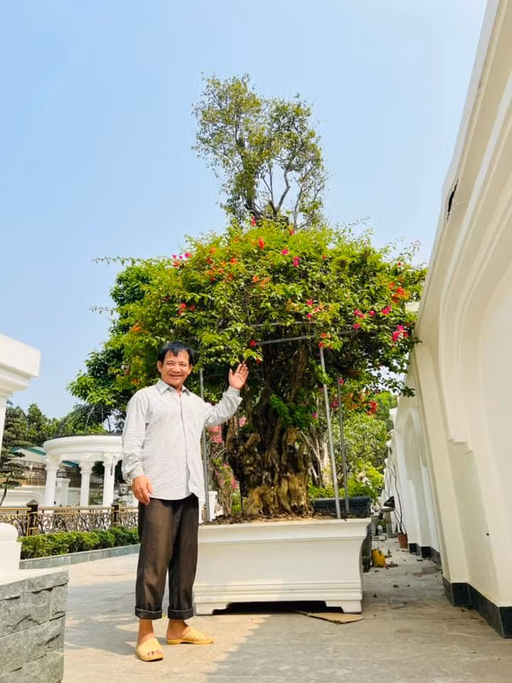 Căn biệt thự xây 2 tầng với phong cách cổ điển sang trọng. Khoảng sân vườn rộng rãi trước nhà được nam nghệ sĩ trồng rất nhiều hoa tươi.