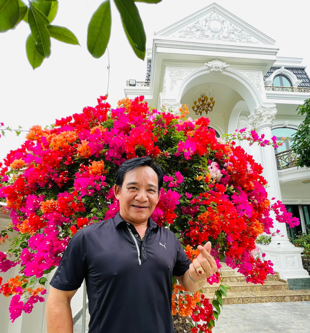 Nhìn từ ngoài vào, biệt thự mới của Quang Tèo không kém bất cứ vị đại gia nào.