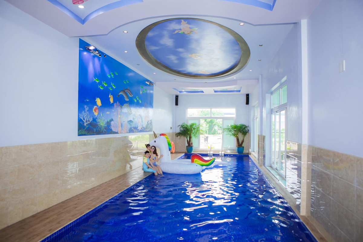 Trong nhà còn có bể bơi lớn cho cả gia đình thư giãn.