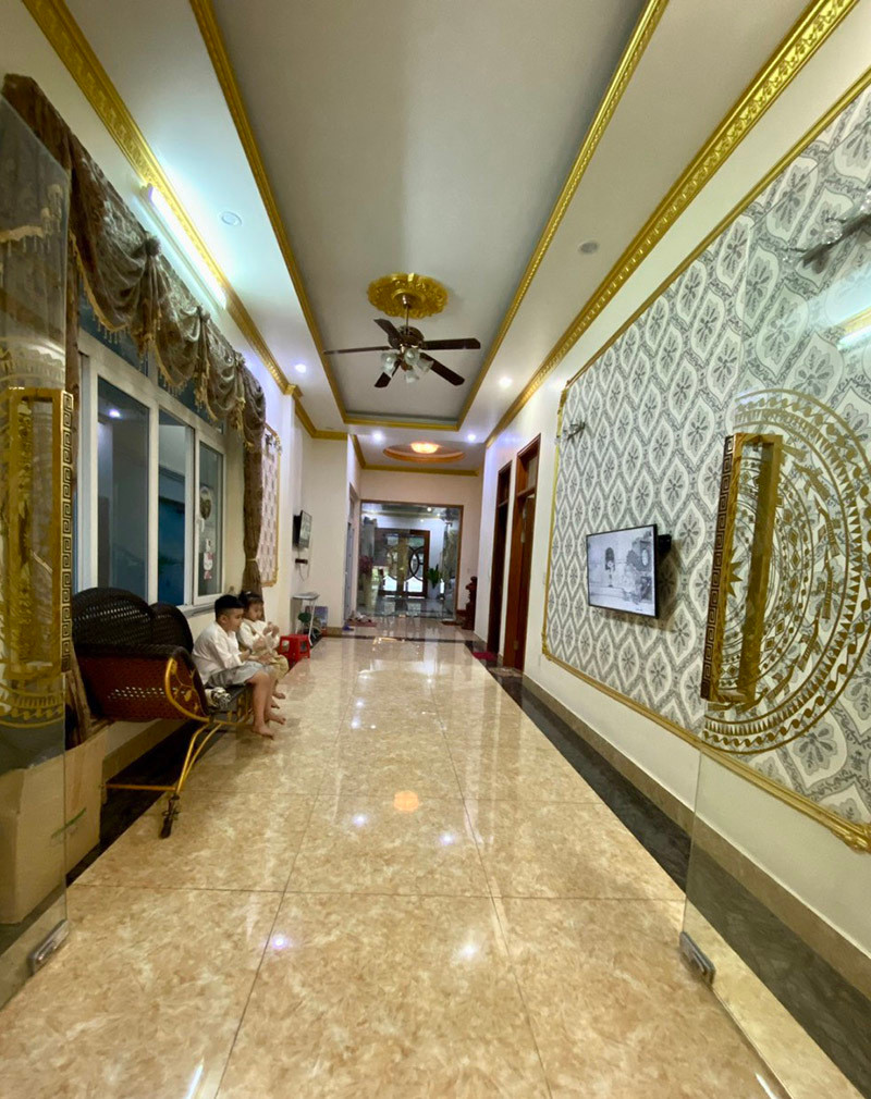Hành lang dẫn tới các phòng trong biệt thự của vợ chồng Vy Oanh rất dài. CÁc bức tường chạm trổ, mạ vàng lộng lẫy.