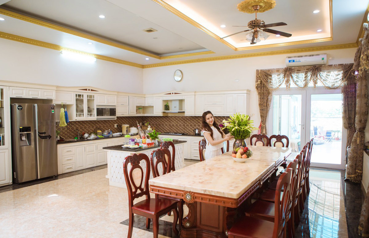 Phòng bếp bài trí hiện đại và tiện nghi.