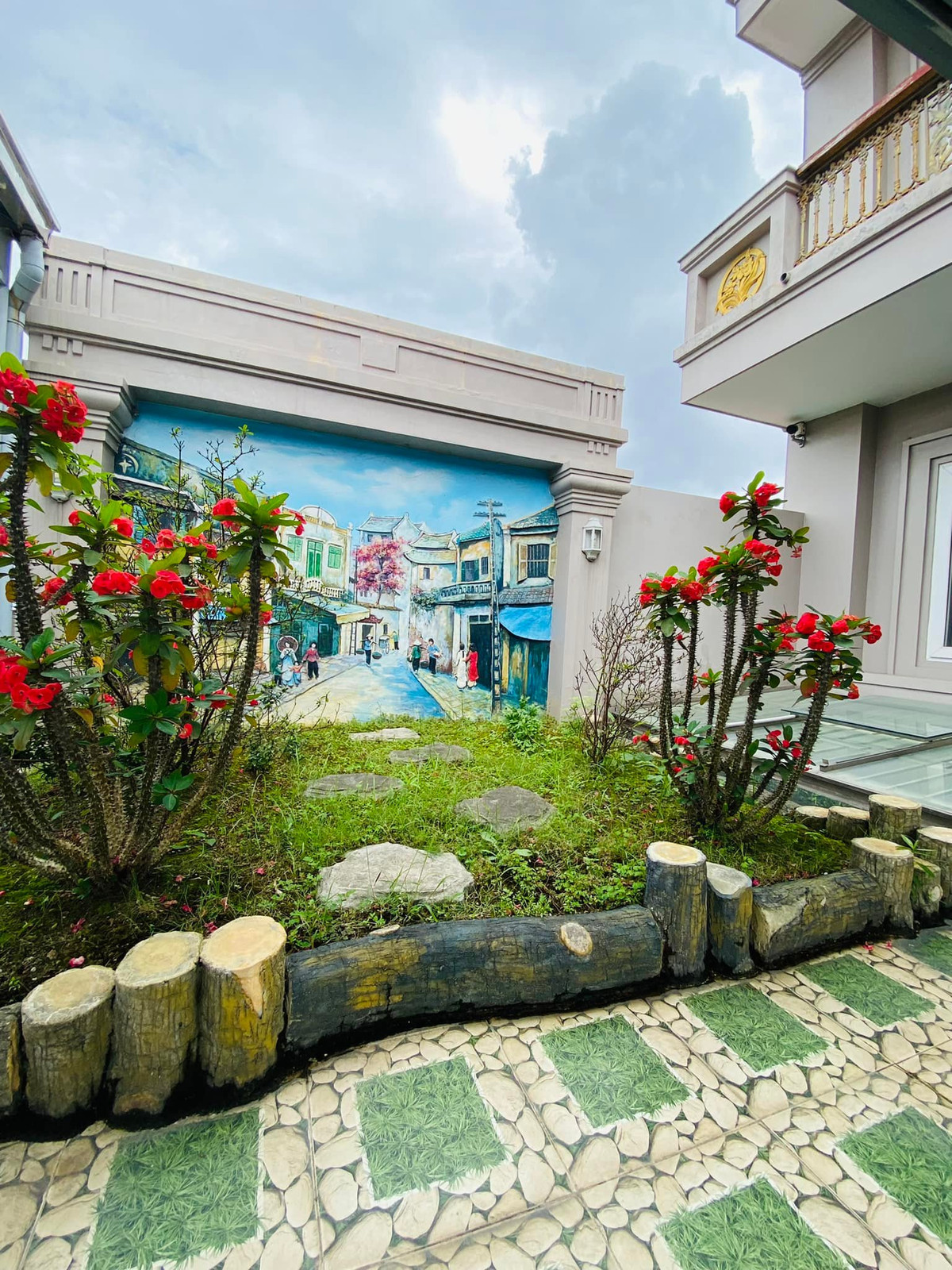 Tại khu vực sân vườn, nữ ca sĩ thiết kế tiểu cảnh đẹp mắt và trồng đủ các loại hoa.