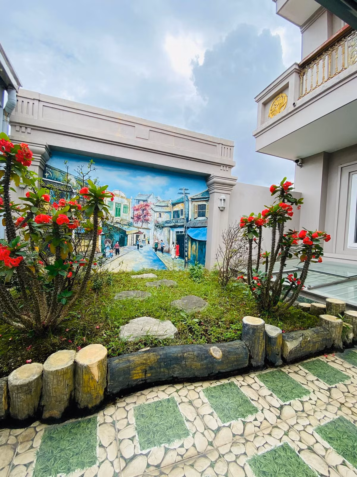 Tại khu vực sân vườn, nữ ca sĩ thiết kế tiểu cảnh đẹp mắt và trồng đủ các loại hoa.