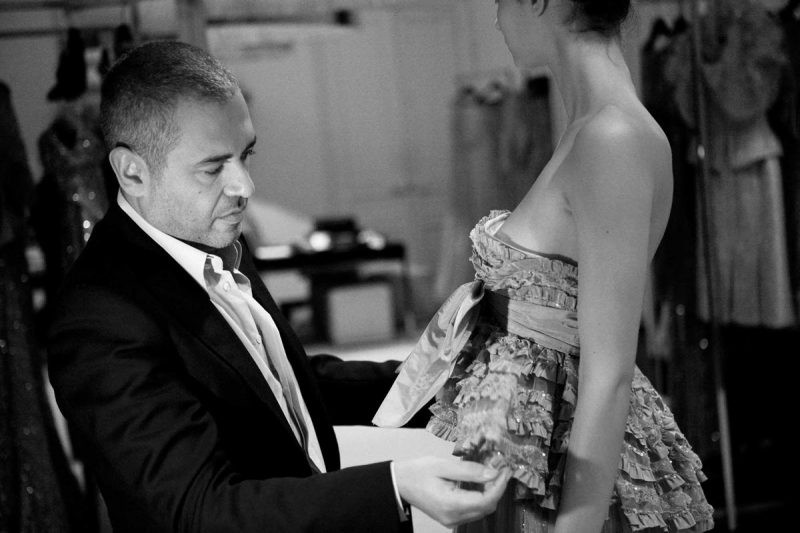 Elie Saab là một nhà thiết kế thời trang người Li-băng. Nhiều ngôi sao nổi tiếng đã tìm tên nhà thiết kế tài năng này "chọn mặt gửi vàng", như Angelina Jolie, Beyonce Knowles, Salma Hayek, Gwyneth Paltrow,...Ảnh: Fashionbible.