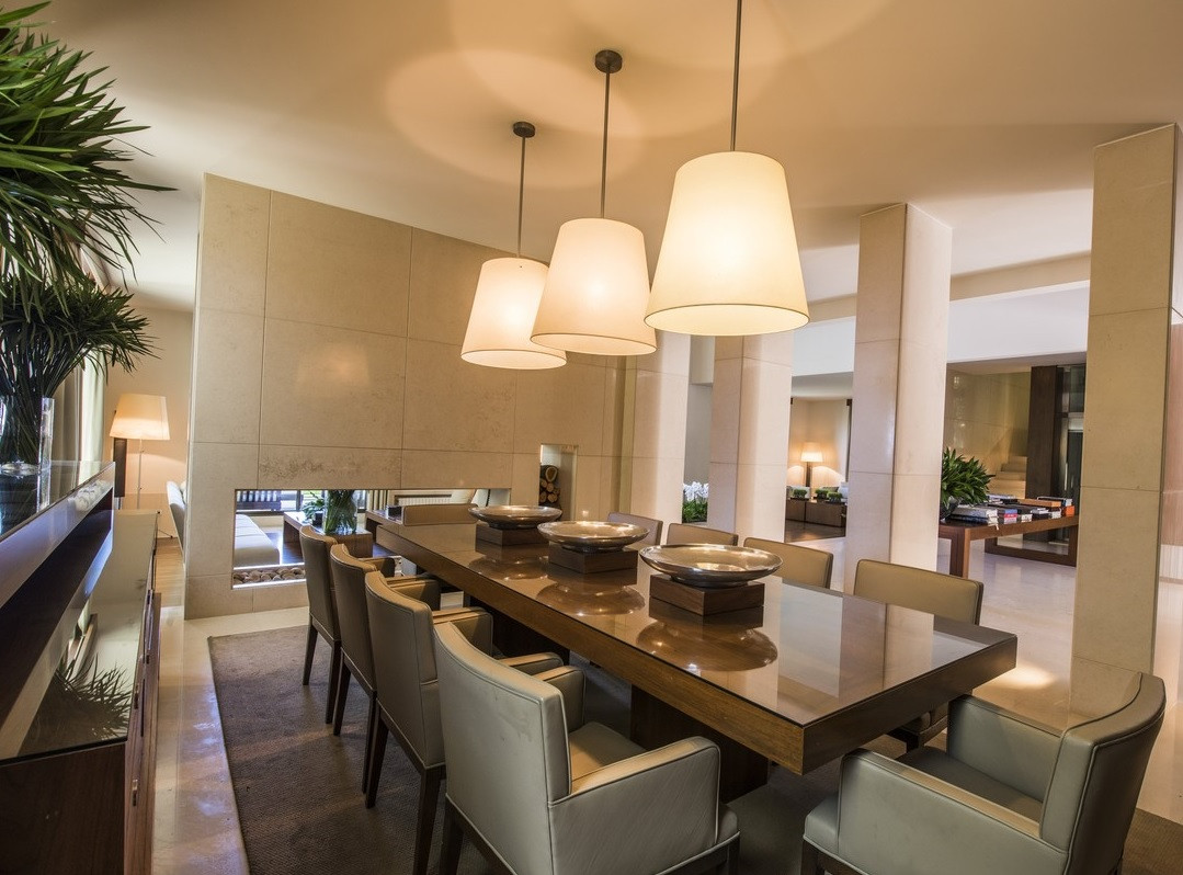 Bên trong nhà có khá nhiều lò sưởi, trong phòng ngủ, thư viện, phòng khách, phòng ăn, tầng hầm,...Ảnh: Beiruting