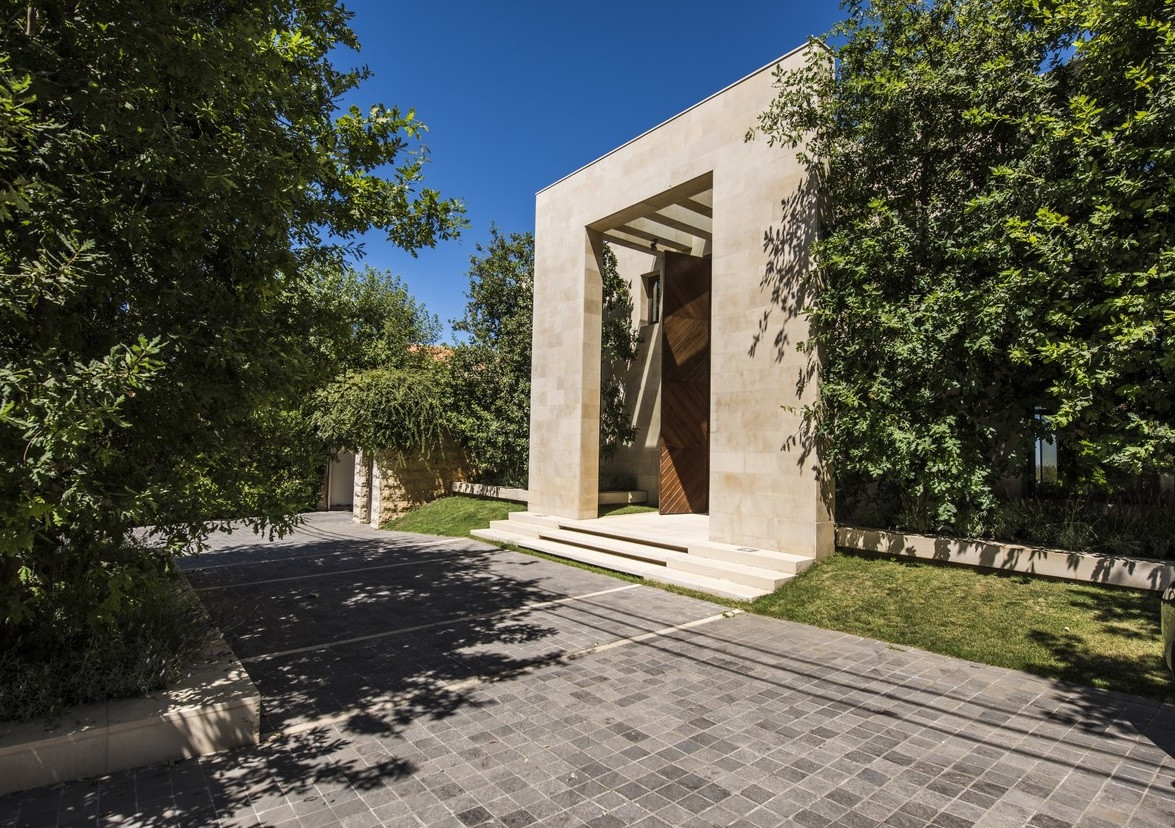 Dinh thự của Elie Saab toạ lạc trên núi, cách Beirut khoảng 1 tiếng lái xe. Ảnh: Beiruting