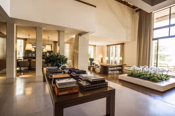  Biệt thự rộng 1.500m2 có giá lên tới 20 triệu USD. Gia đình Elie Saab thường đến đây sống vào mùa hè và mùa đông. Ảnh: Beiruting