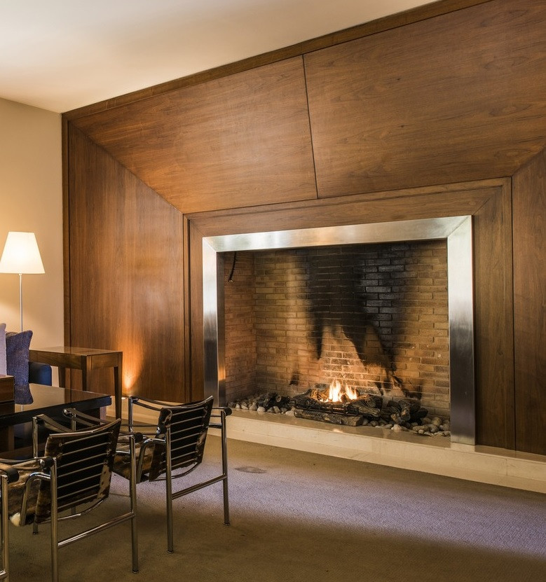 Dinh thự có 2 hố lửa: 1 cái cạnh bể bơi, 1 cái để làm BBQ ngoài sân vào mùa hè. Ảnh: Beiruting