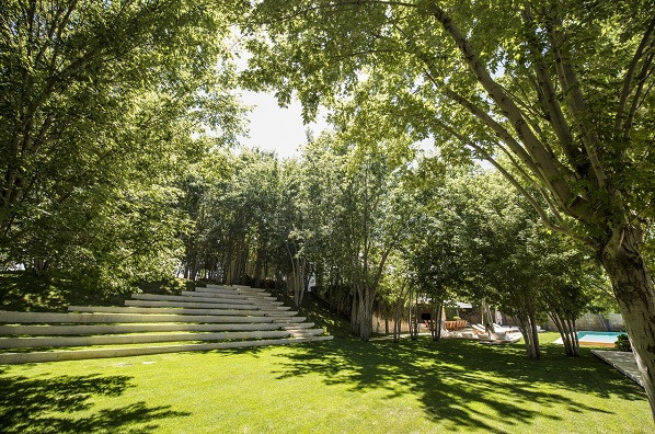 Khuôn viên sân vườn rộng rãi, rợp bóng cây xanh. Ảnh: Beiruting