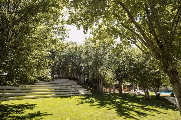 Khuôn viên sân vườn rộng rãi, rợp bóng cây xanh. Ảnh: Beiruting