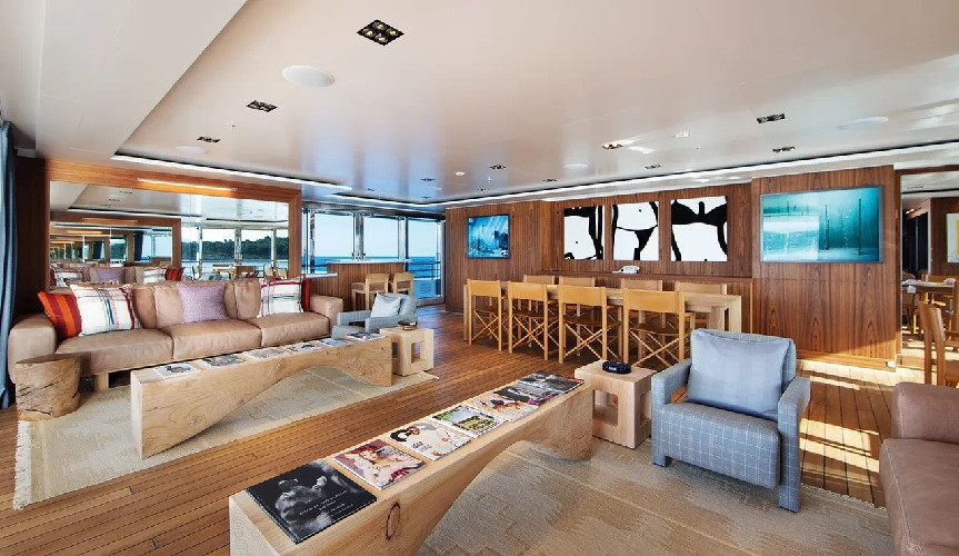  Siêu du thuyền có cấu trúc 3 tầng. Khoang của Planet Nine có 5 cabin dành cho khách và nhân viên, mở ra một hành lang trung tâm dài kết nối với câu lạc bộ bãi biển ở phía sau.