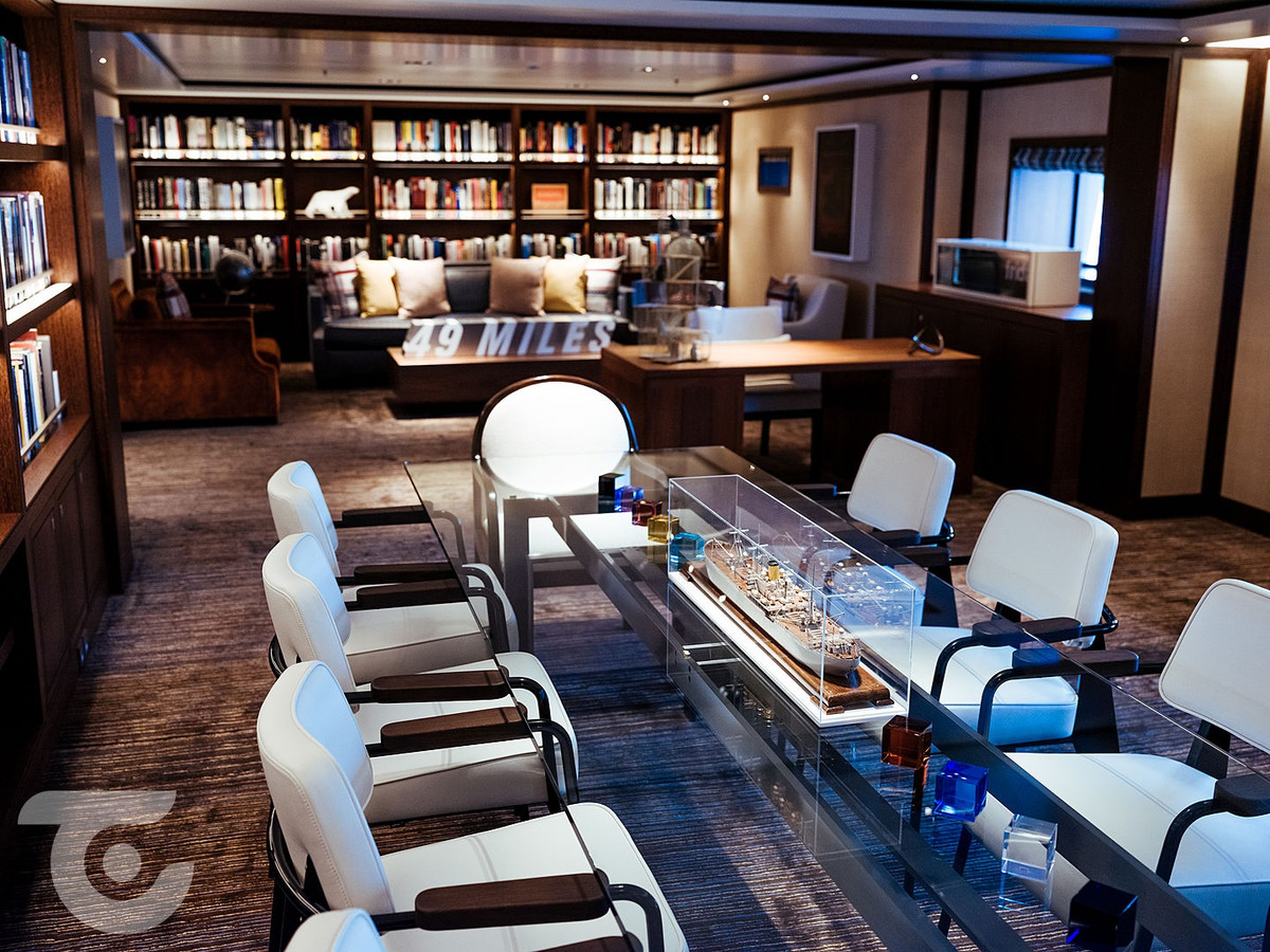 Không gian hội nghị với giá sách cao từ sàn đến trần trên một chiếc du thuyền là điều vô cùng xa xỉ.