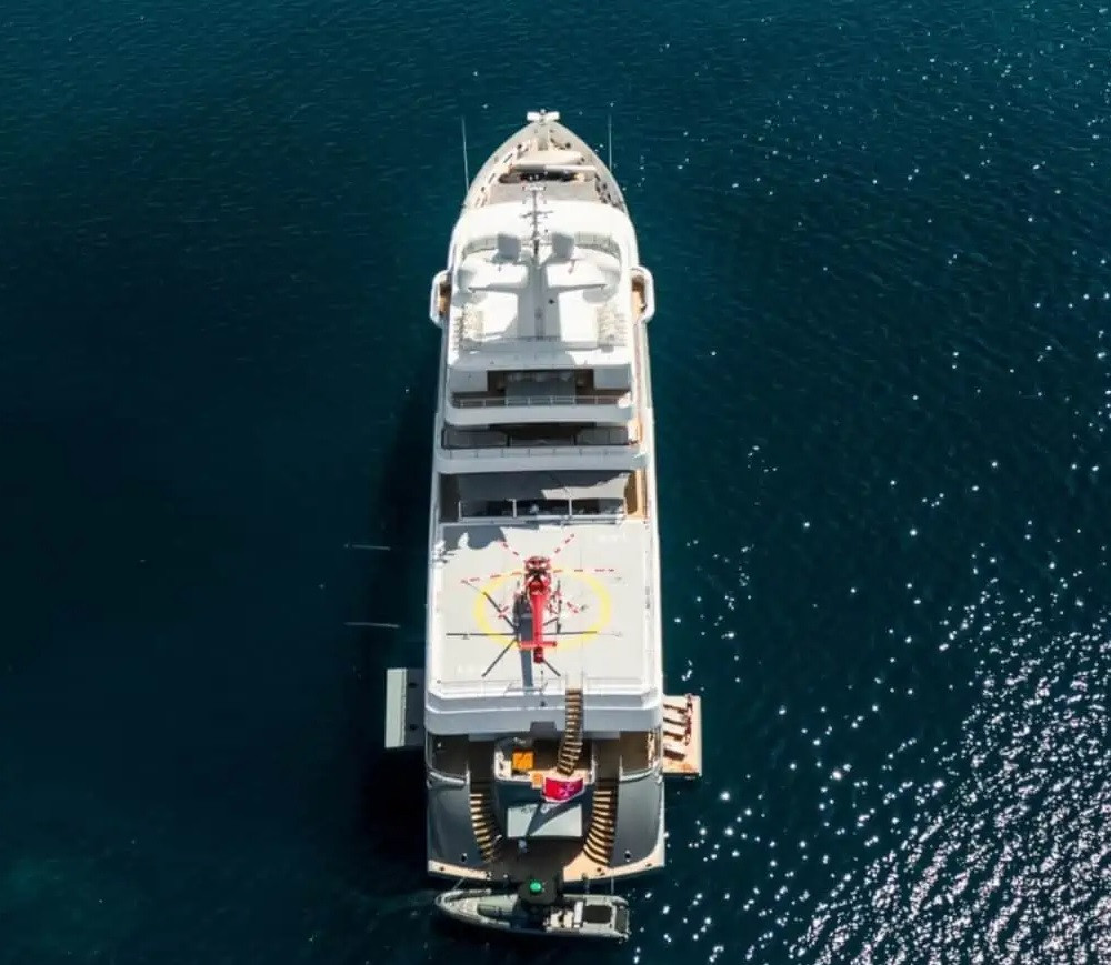 Đặc biệt, theo Boat International, du thuyền Planet Nine có thể đối phó với lớp băng biển dày tới 15 cm.