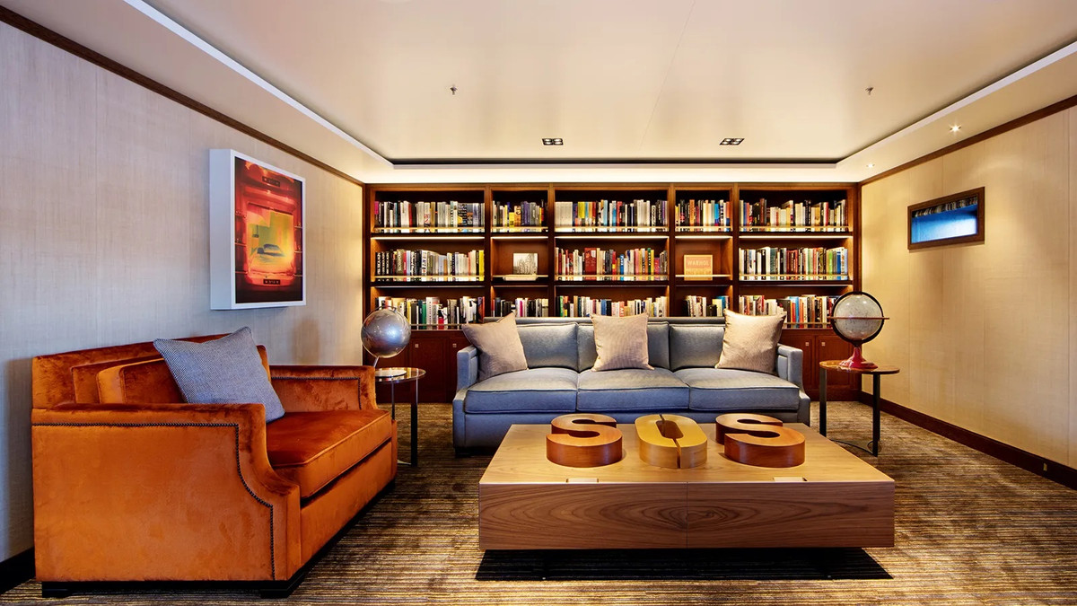 Trên tàu có 2 thang máy hoạt động, một cho chủ và một cho hành khách.