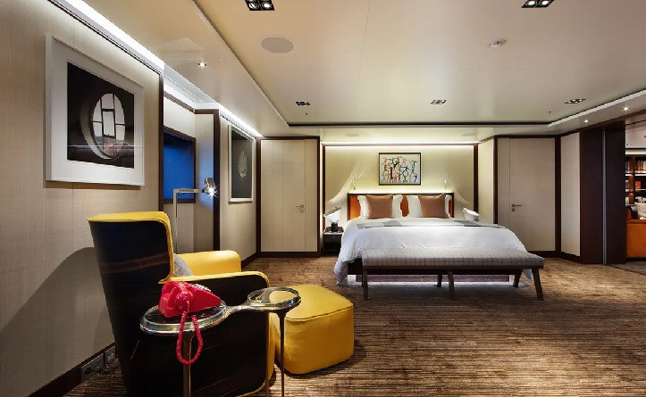 Không gian phòng ngủ sang trọng như trong khách sạn cao cấp.