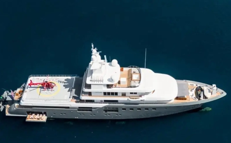 Các tấm thân tàu dày, khung chắc chắn giúp bảo vệ hành khách khỏi nhiệt độ lạnh