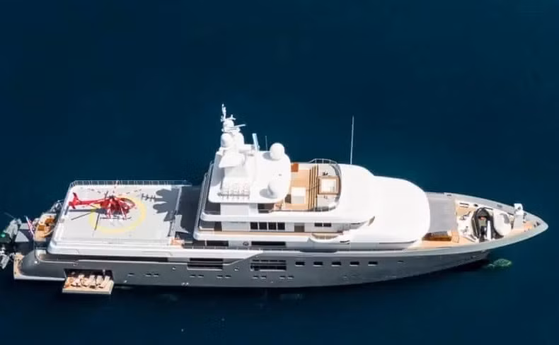 Các tấm thân tàu dày, khung chắc chắn giúp bảo vệ hành khách khỏi nhiệt độ lạnh