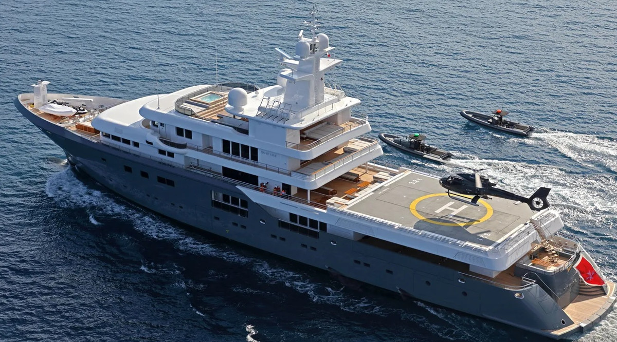 Một sân bay trực thăng được thiết kế cẩn thận với bệ nâng để máy bay được bảo quản trong nhà chứa khi không sử dụng. Điều này đồng nghĩa với việc du thuyền đủ sức chứa hai máy bay, một bên trong nhà và hai là ở bên ngoài boong.