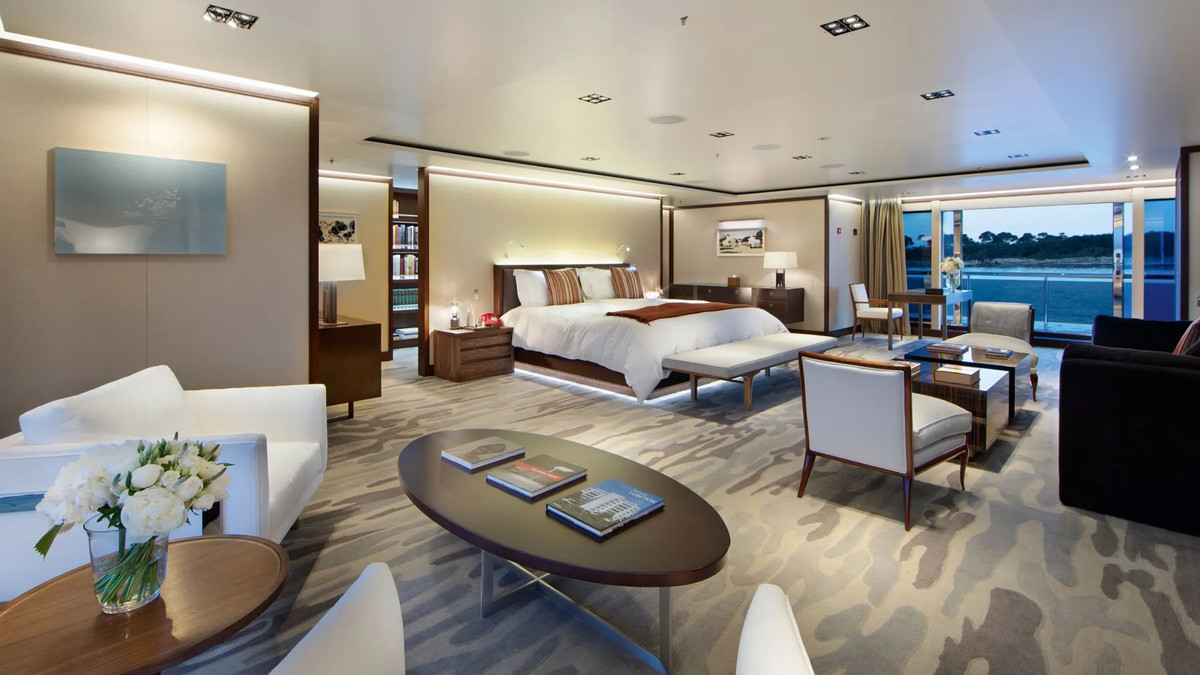 Boong chính của du thuyền có tổng diện tích là 250 m2, gồm một phòng ngủ rộng lớn, có ghế sofa, tivi.