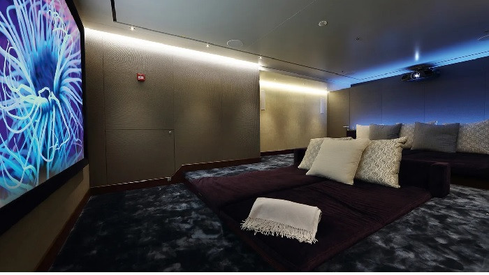 Nếu không thích hưởng thụ tiện nghi trên tàu, hành khách có thể chơi các thiết bị thể thao dưới nước như ván trượt nước, dụng cụ lặn… Nguồn ảnh: Boat International