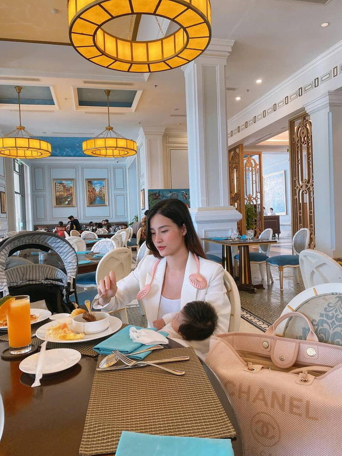 Ca sĩ Đông Nhi dùng chiếc túi cỡ bự đến từ nhà mốt đình đám Chanel đựng đủ các loại đồ cho em bé Winnie. Ảnh: FB Mai Hong Ngoc