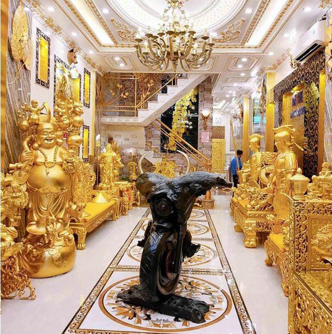 Đơn cử như anh Nguyễn Văn Trung (Ninh Kiều, Cần Thơ) bỏ ra số tiền khổng lồ để xây dựng "cung điện" dát vàng. Ảnh: Dân Việt