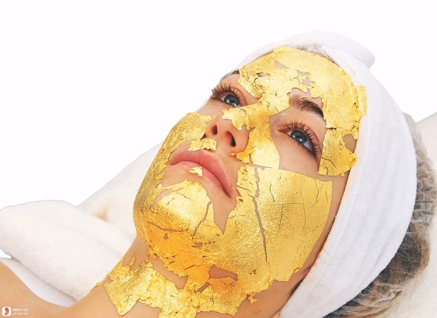 Giữa thời giá vàng đắt đỏ, không ít người giàu có tại Việt Nam vẫn chọn vàng để làm đẹp. Ảnh: Lavish Aesthetic Clinic