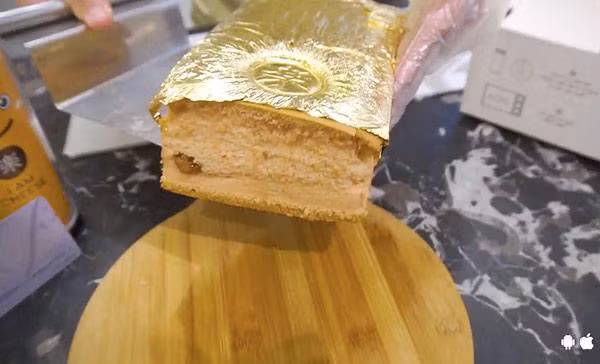 Không chỉ làm đẹp, nhiều người còn thưởng thức các món ăn dát vàng. Ảnh: Facebook