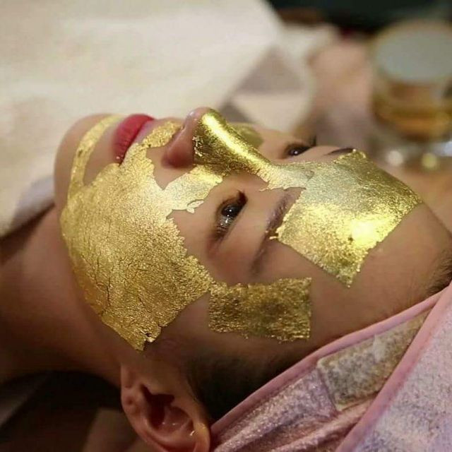 Đắp mặt nạ bằng vàng lá, căng da mặt bằng chỉ vàng là mốt mới của nhiều đại gia. Ảnh: Shopee