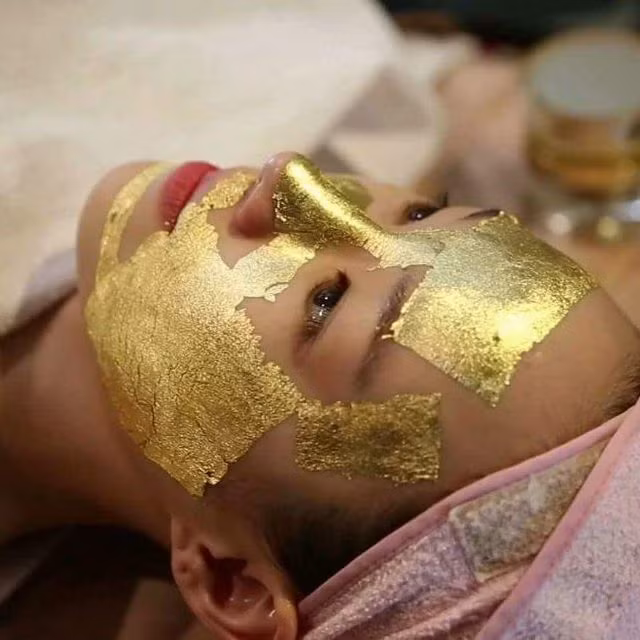 Đắp mặt nạ bằng vàng lá, căng da mặt bằng chỉ vàng là mốt mới của nhiều đại gia. Ảnh: Shopee