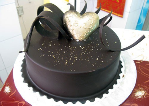 Thậm chí, có người còn mua bụi vàng 24 cara rắc vào thức ăn thay tiêu, bột nêm. Ảnh: Tiền phong