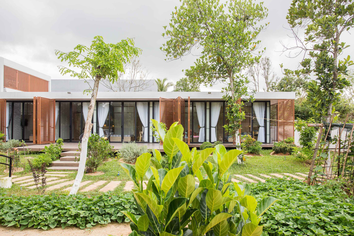 Để giải quyết các vấn đề trên, kiến trúc sư mở rộng diện tích, bố cục lại không gian và cải thiện chất lượng sống cho gia chủ.