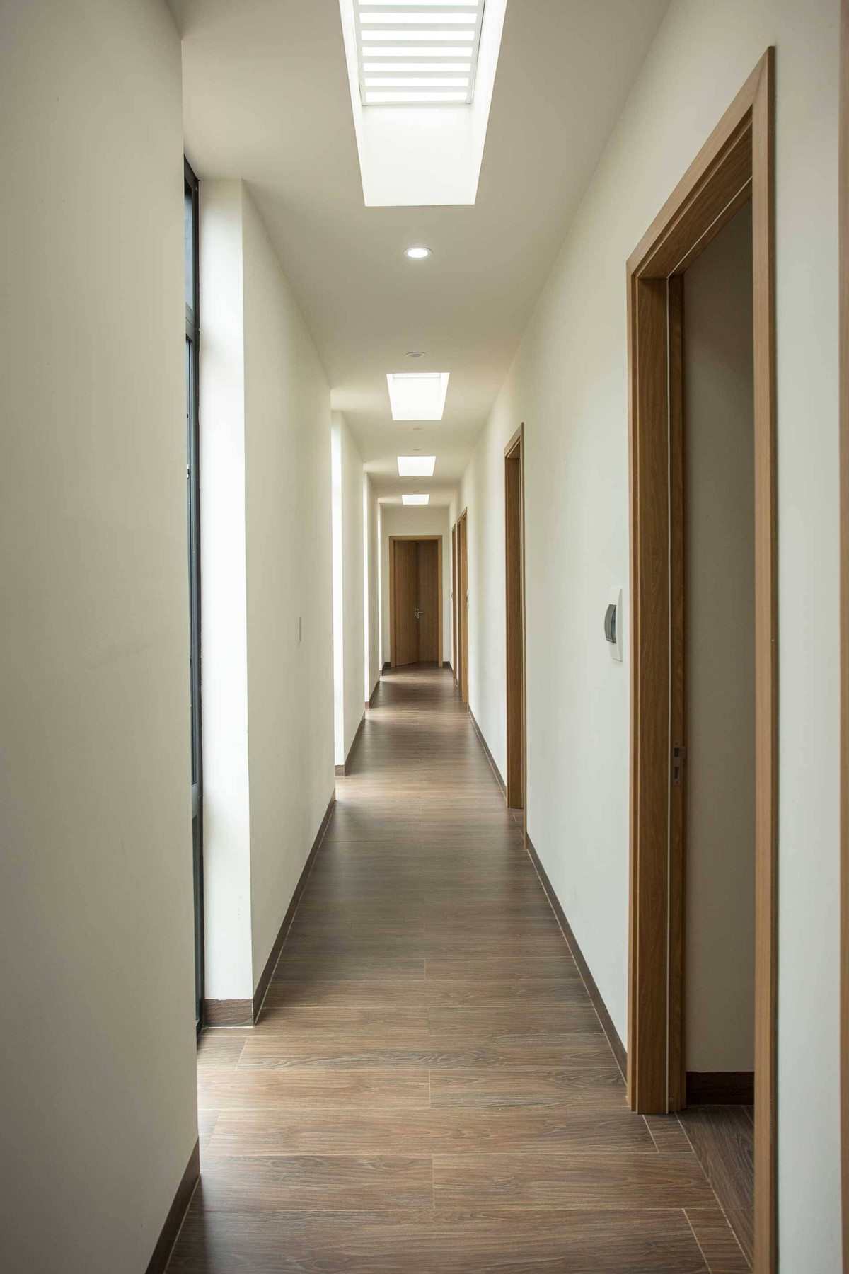 5 phòng ngủ được bố trí ở khu phía sau. Hành lang bố trí nhiều cửa sổ trời, nơi gió và ánh sáng được luân chuyển liên tục trong ngày