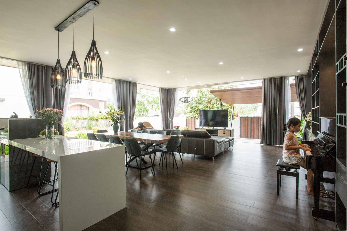 Trong nhà còn có một góc không gian sinh hoạt chung để các con vui chơi đàn hát.