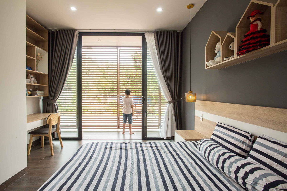 Mỗi phòng ngủ đều có ban công rộng để ngắm nhìn khu vườn xanh mát.